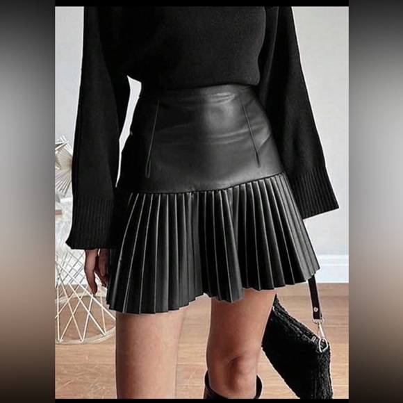 Dresses & Skirts - 🆕 NWOT pleated faux leather skirt